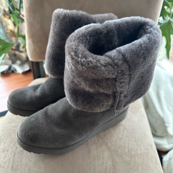 Like New ! UGG Fur Foldover Boot in Grey - Picture 4 of 6